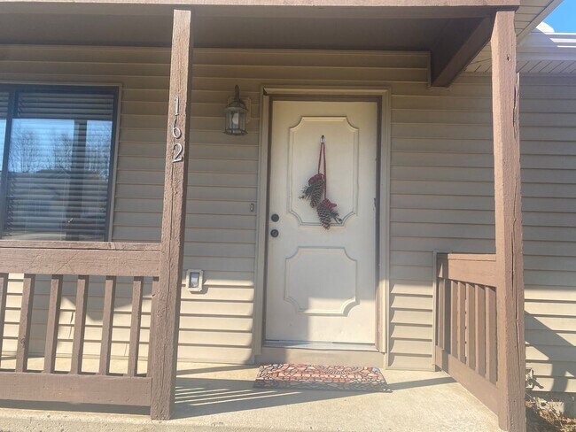 Foto del edificio - One level Home - 3 Bedroom w/ Garage- Available 08/05!