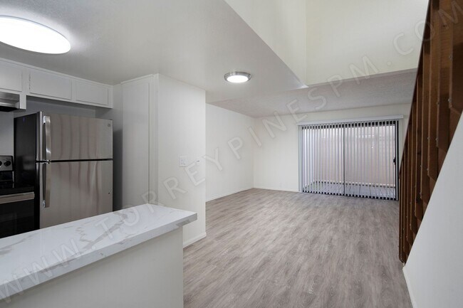 Foto del edificio - Tri-Level La Jolla Townhouse with Washer/Dryer and Garage!