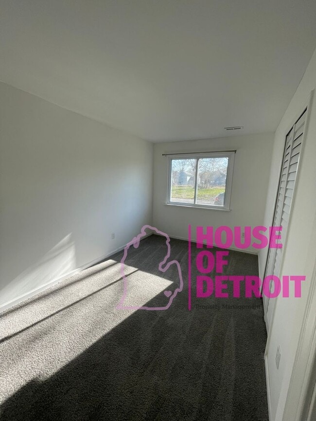 Building Photo - 3 BEDROOM 1 BATH FREE PRE-SCREEN