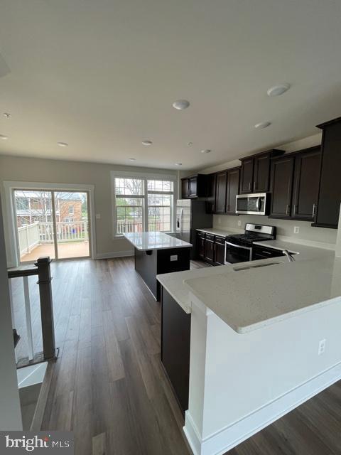 Primary Photo - 251 ARMENIAN OAK Dr