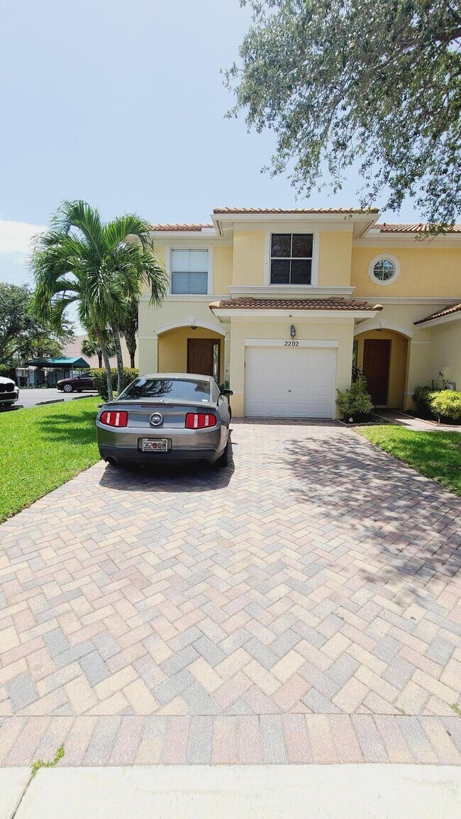 Building Photo - 2202 Seminole Palms Dr