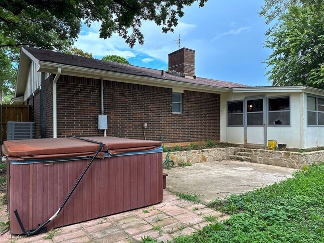 Building Photo - 4 Bedroom / 2 Bath / 2 Car Garage