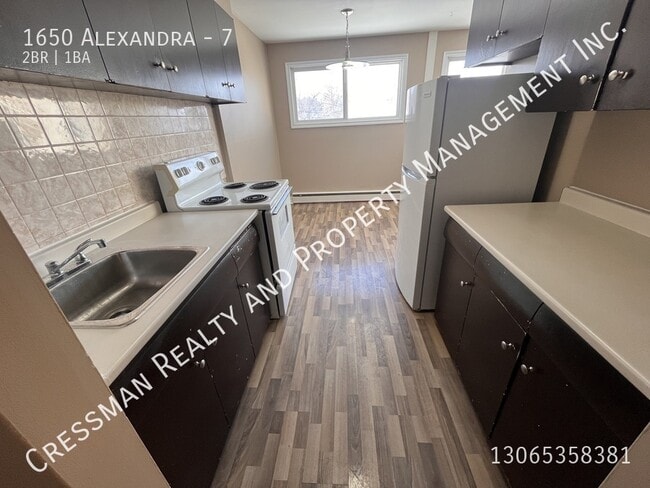 Building Photo - 2 Bed 1 bath APARTMENT located in Regina, SK - Rosemont area