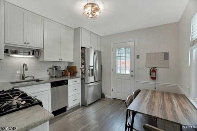 Building Photo - 16 Brookside Ave