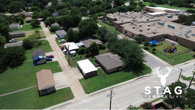 Building Photo - Charming 2 Bed 1 Bath Duplex - Walk to Sch...