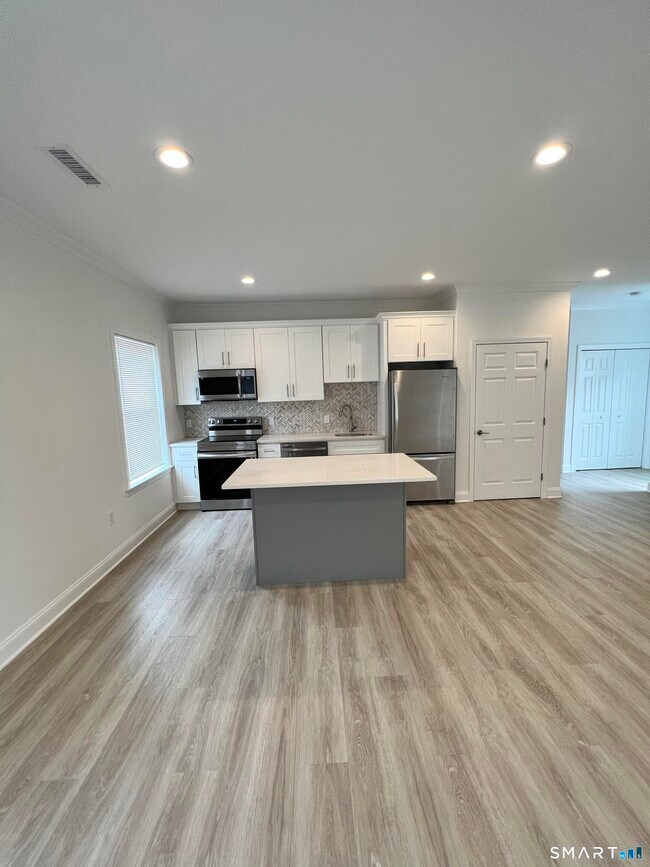 Building Photo - 93 Boston Post Rd