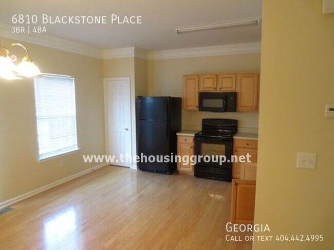 Foto del edificio - 6810 Blackstone Pl
