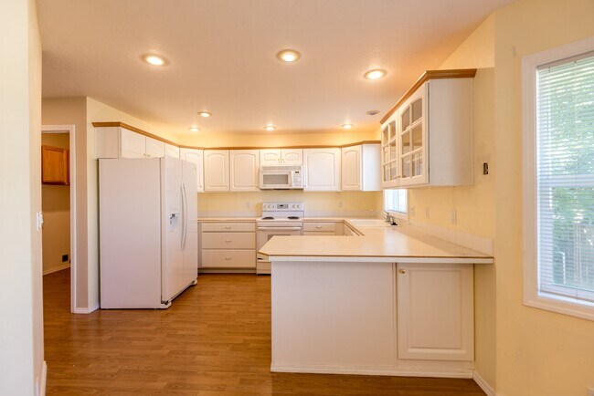 Building Photo - 2509 Applewood Ave