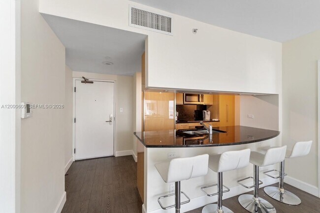 Foto del edificio - 6801 Collins Ave