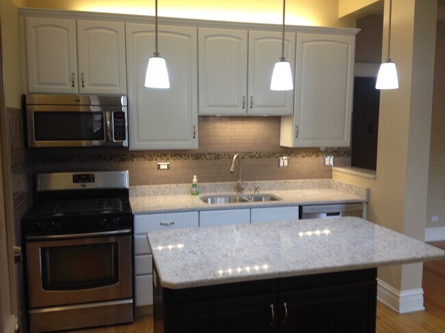 Cocina 2/2 - 509 W Briar Plz