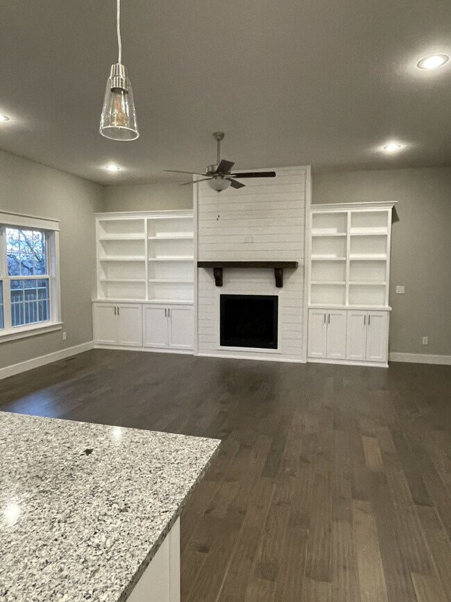 Building Photo - Gorgeous 4Bedroom House, on spacious 2 acres