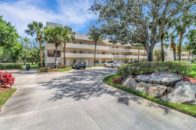Building Photo - 501 Forest Lakes Dr