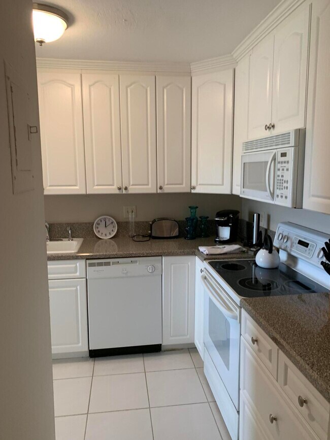 Building Photo - 1450 NW 18th Ave