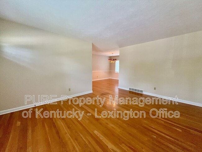 Building Photo - 2077 Dogwood Dr