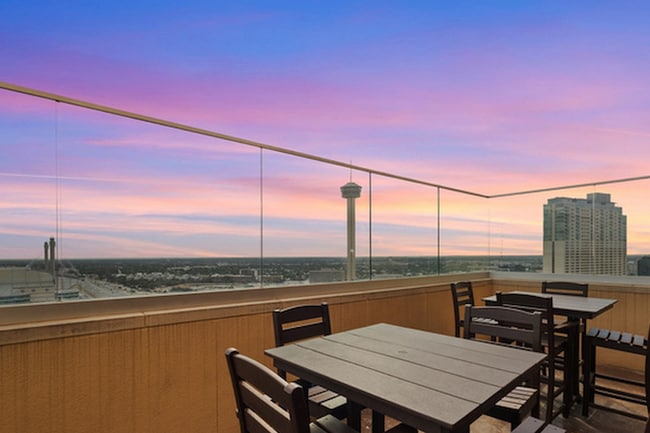 Building Photo - 215 Center St