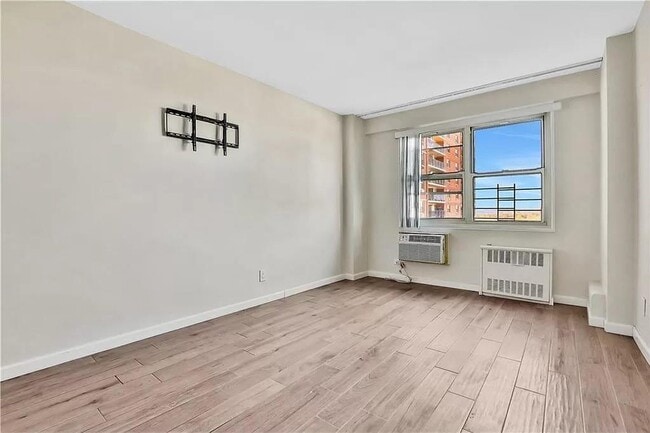 Building Photo - 2928 W 5th St