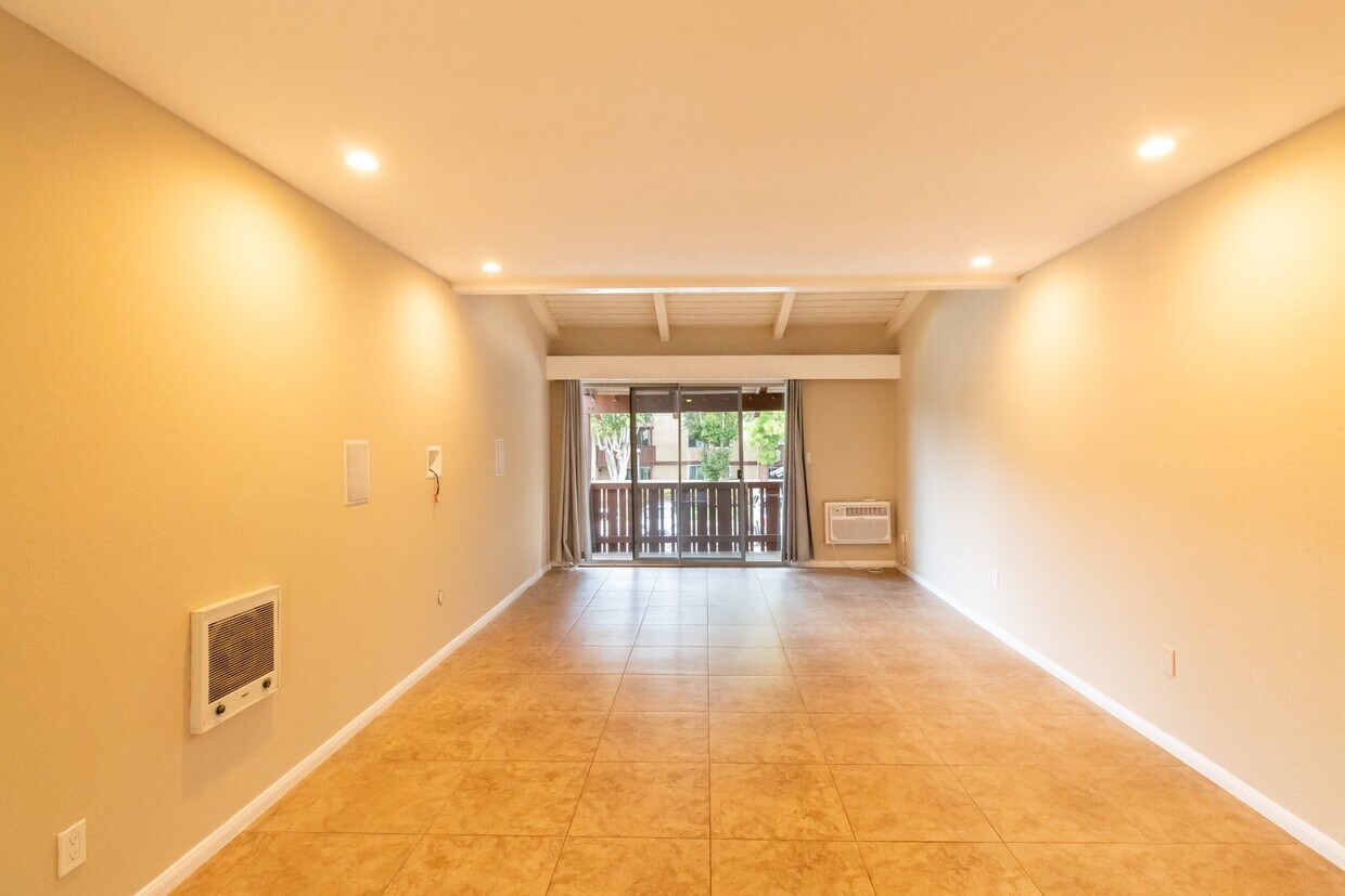 Foto principal - One Bedroom Condo w/ On-Site Parking Near ...