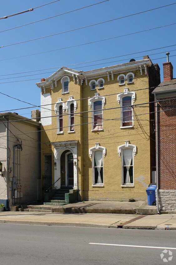Primary Photo - 104 W High St