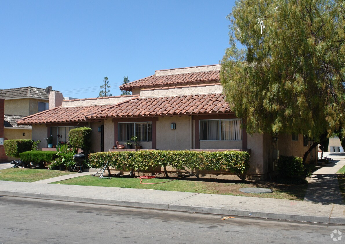 Building Photo - 17391 Dairyview Cir