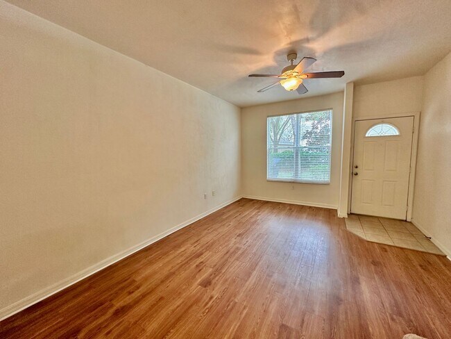 Foto del edificio - Spacious 2 Bed / 2.5 Bath Townhome in Vict...