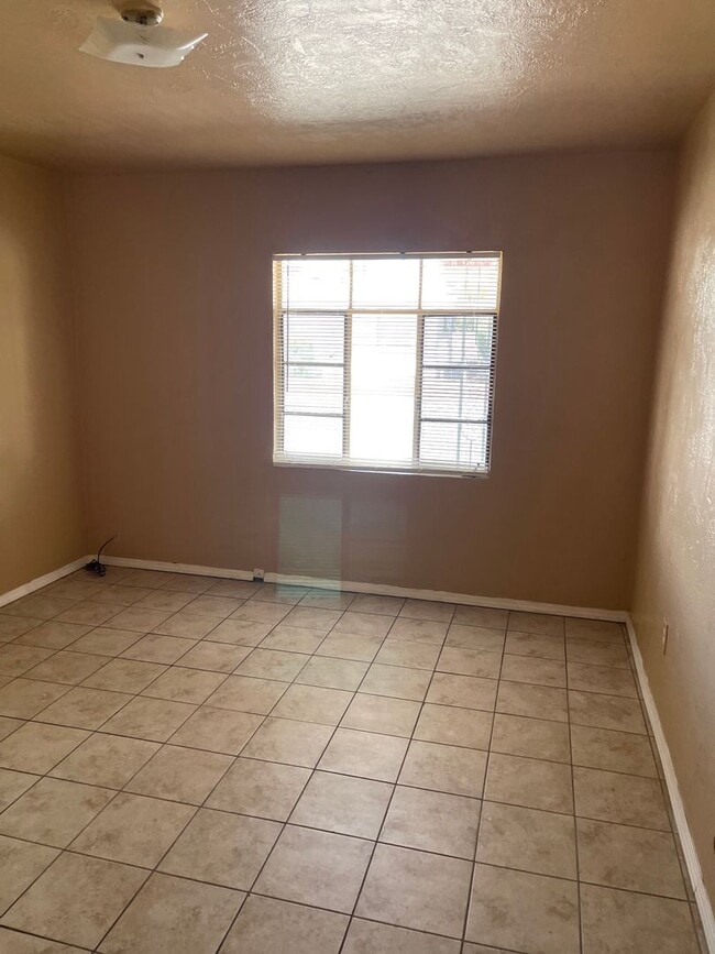 Building Photo - 1406 S Espina St