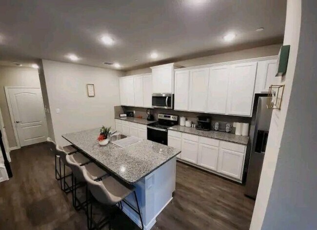 Building Photo - 1270 Alamo Dr