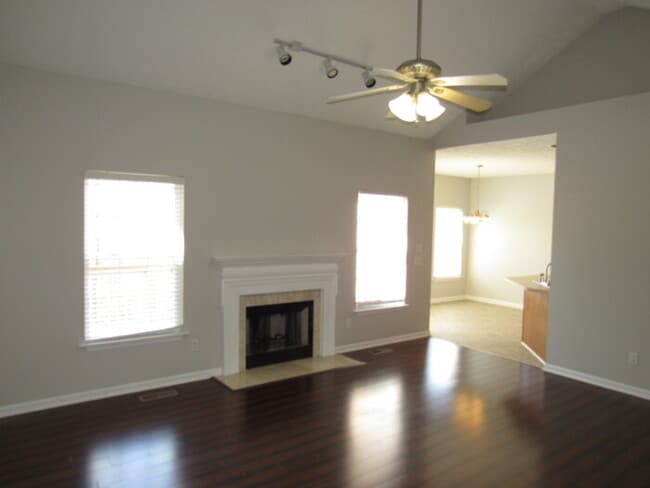 Building Photo - Turners Point with 2 car garage, deck!