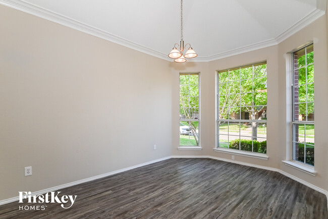 Building Photo - 2525 Hyacinth Dr