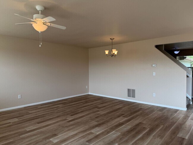 Building Photo - Delightful 3BD/2BA Townhome in Erie with Fresh Paint and New Flooring