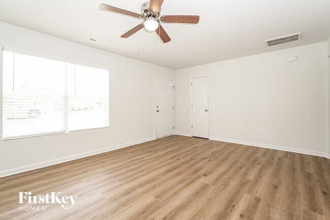 Building Photo - 813 Pine Cir Dr