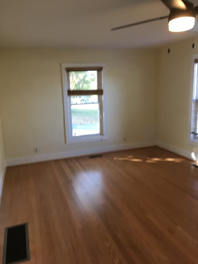 1/4 de la sala de estar (el resto está listo y se está pintando) - 5687 Colonels Dr
