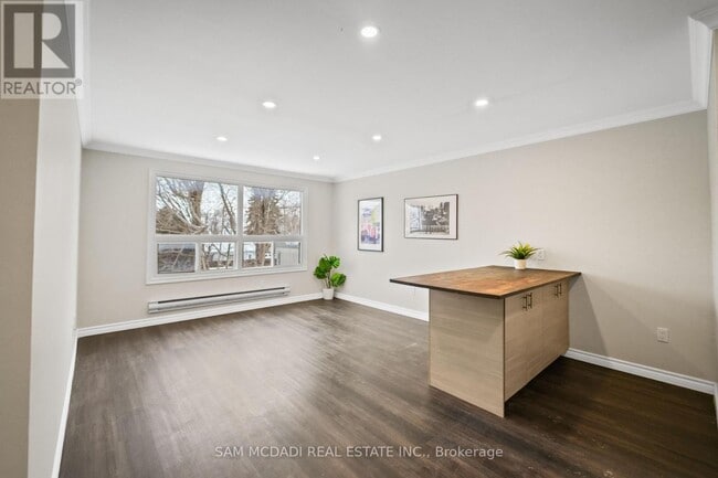 Building Photo - 130 King St E