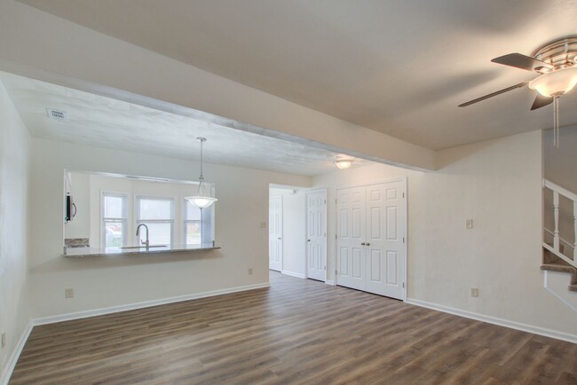 Foto del edificio - Newly Renovated Townhome in Western Branch...