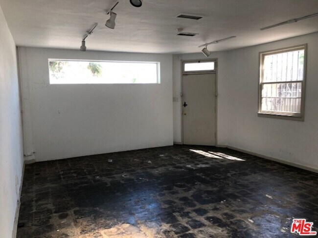 Building Photo - 5422 Washington Blvd