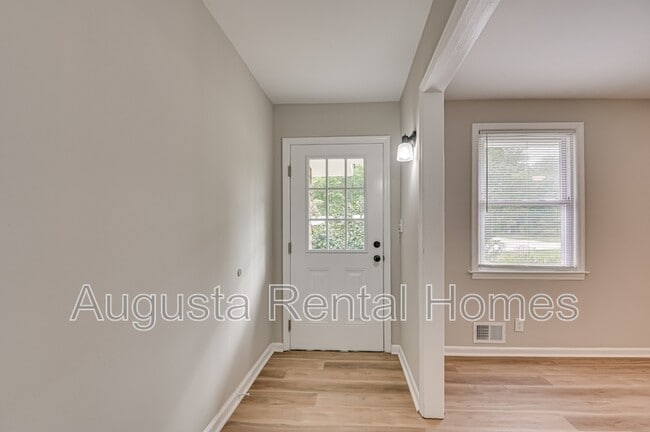 Foto del edificio - 323 Pineview Dr