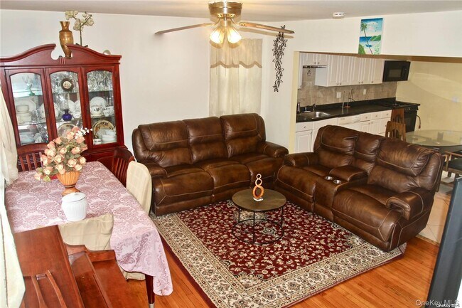 Foto del edificio - 117 Blydenburgh Ave