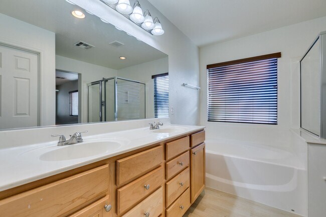 Foto del edificio - Great 3 bedroom house with a large loft an...