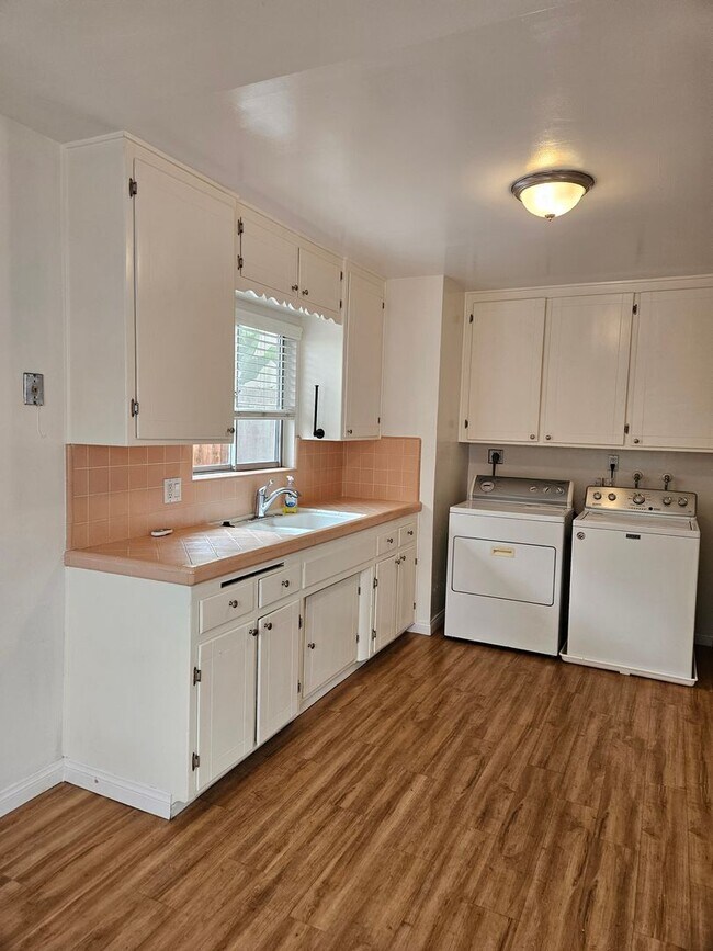 Foto del edificio - MOVE IN SPECIAL: Charming 2 Bedroom/1 Bath...