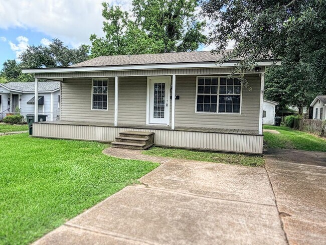 Foto del edificio - Updated 2 bedroom/1.5 bathroom home in Lake Charles with a large bonus room!