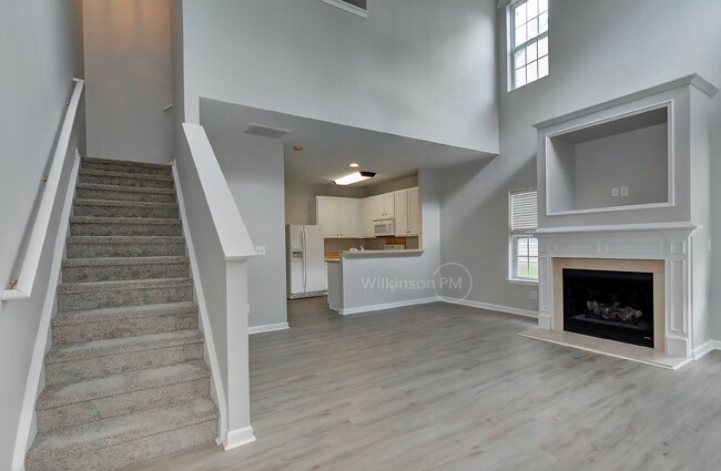 Building Photo - Very Nice End Unit 3/2.5 Townhome, Fresh &...