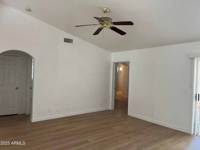 Building Photo - 262 S Springs Dr