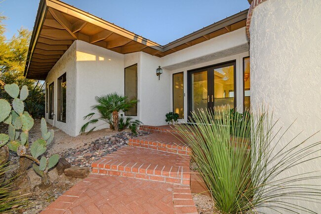 Foto del edificio - STUNNING HOME WITH BREATHTAKING VIEWS LOCATED AT THE TOP OF CAMPBELL!