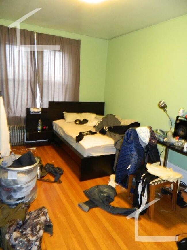 Foto del edificio - Kenmore Sq. Location, Large Unit, Recently Renovated, Heat, Hot Water Included, Laundry, Parking