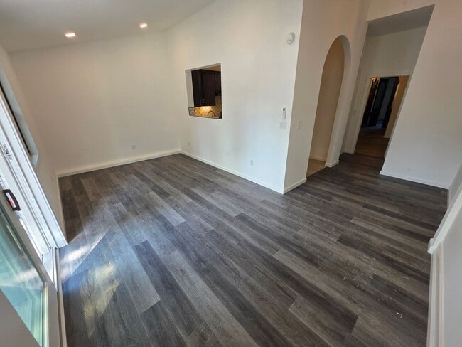 Building Photo - Newly Renovated 3 Bedroom Apartment - Poug...