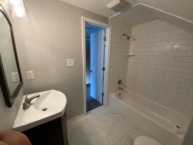 Building Photo - 1931 Cherokee Dr