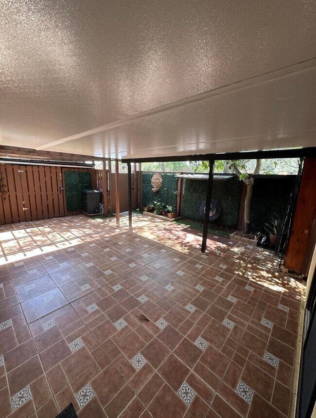 Building Photo - 108 1st Ln