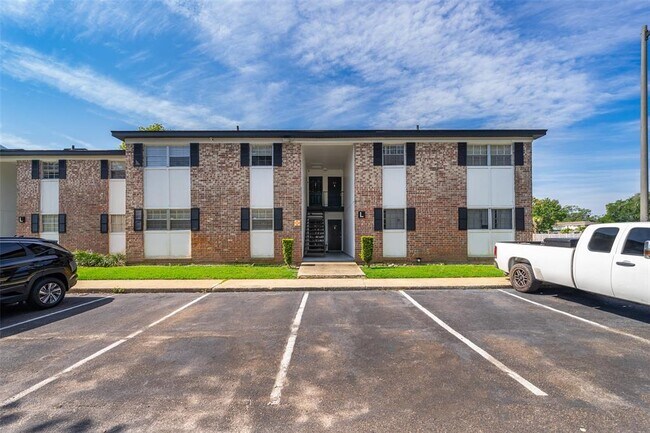 Foto del edificio - 5317 Curry Ford Rd