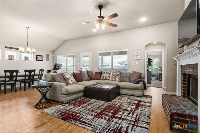 Building Photo - 907 Hickok Dr