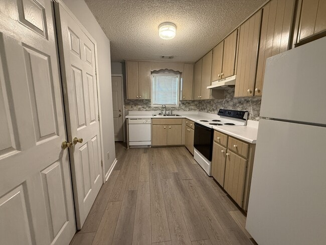 Building Photo - 130 Village Ln