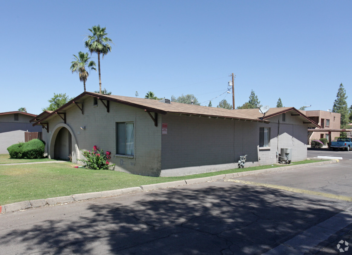 Primary Photo - Town Lake Apartments